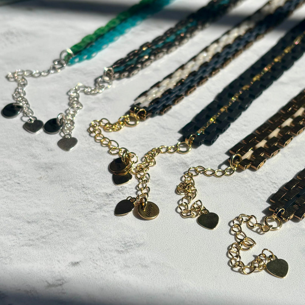 Pulsera Ami (tejido)