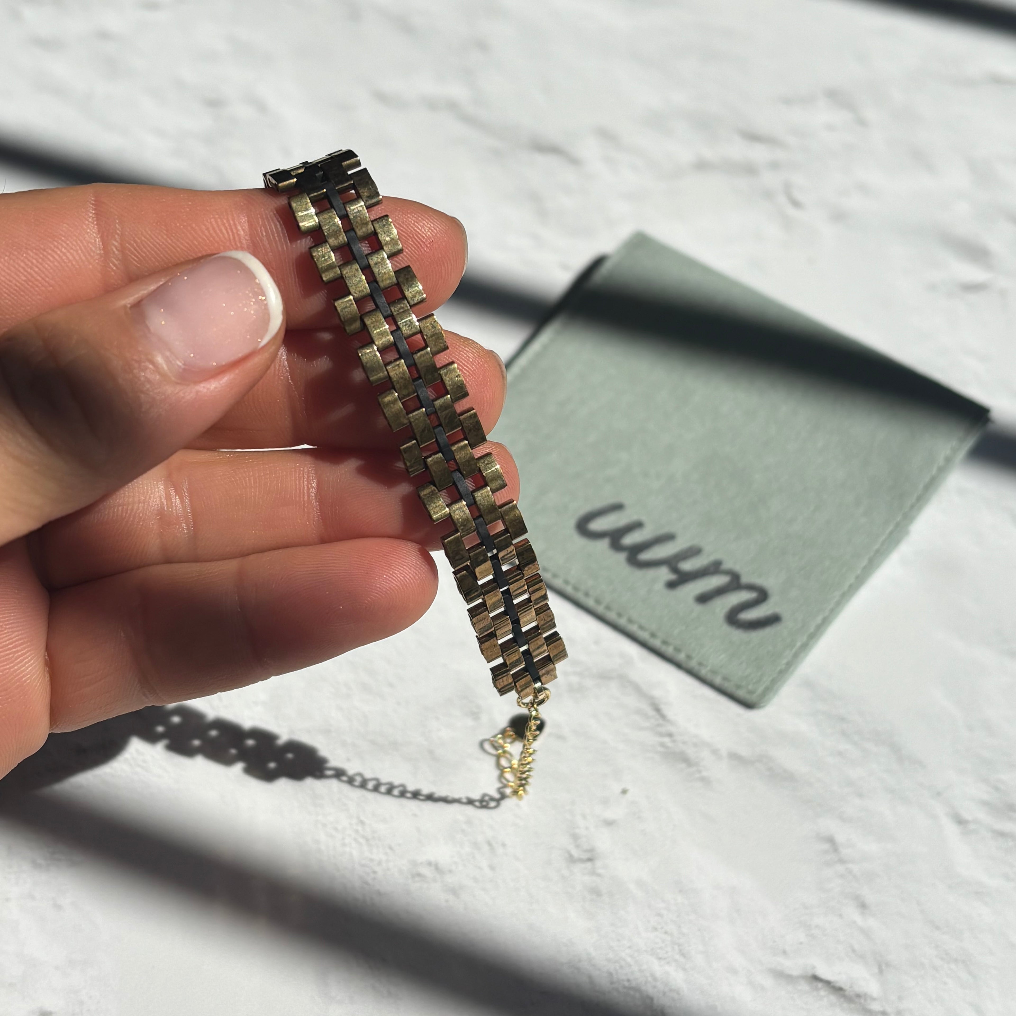 Pulsera Ami (tejido)