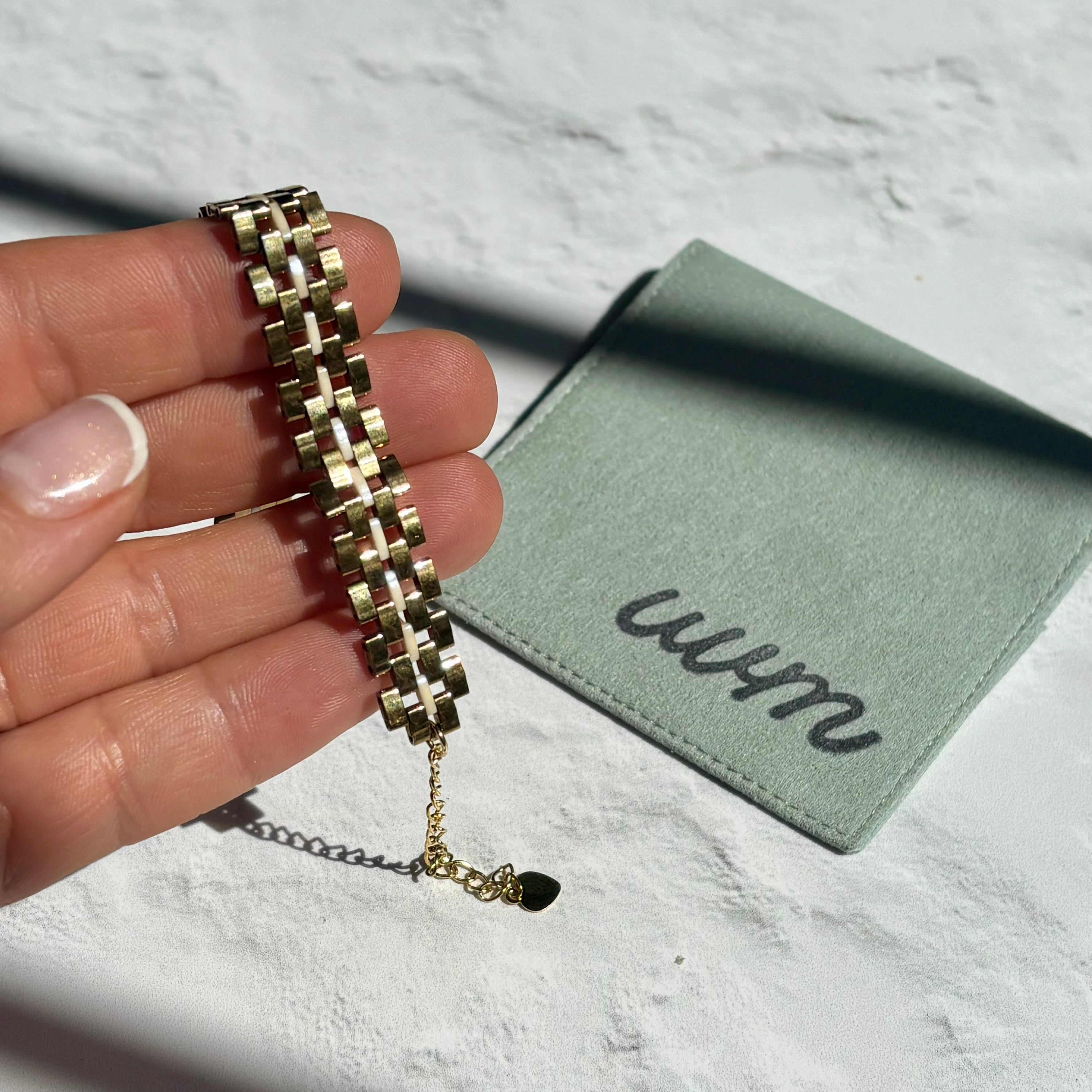 Pulsera Ami (tejido)