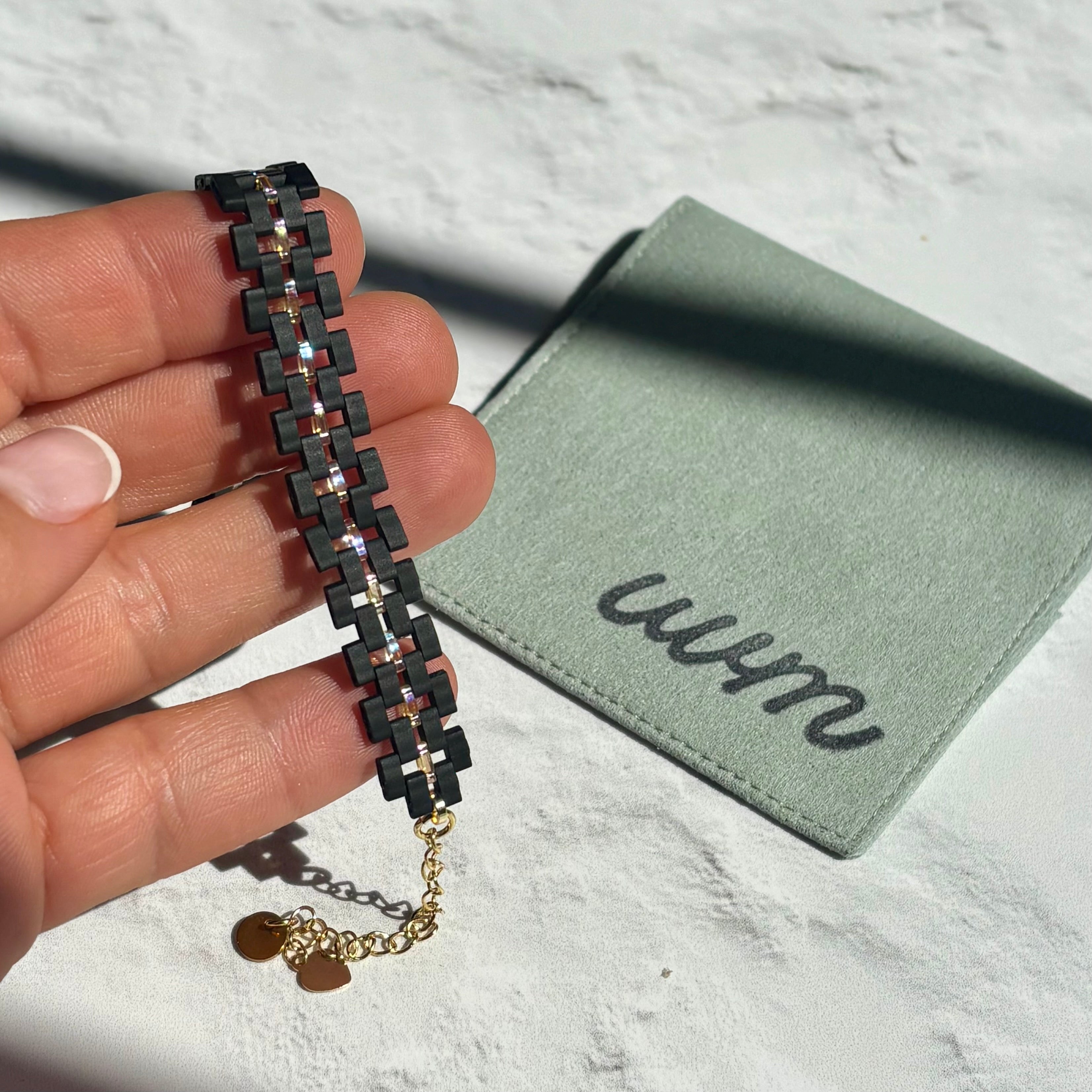 Pulsera Ami (tejido)