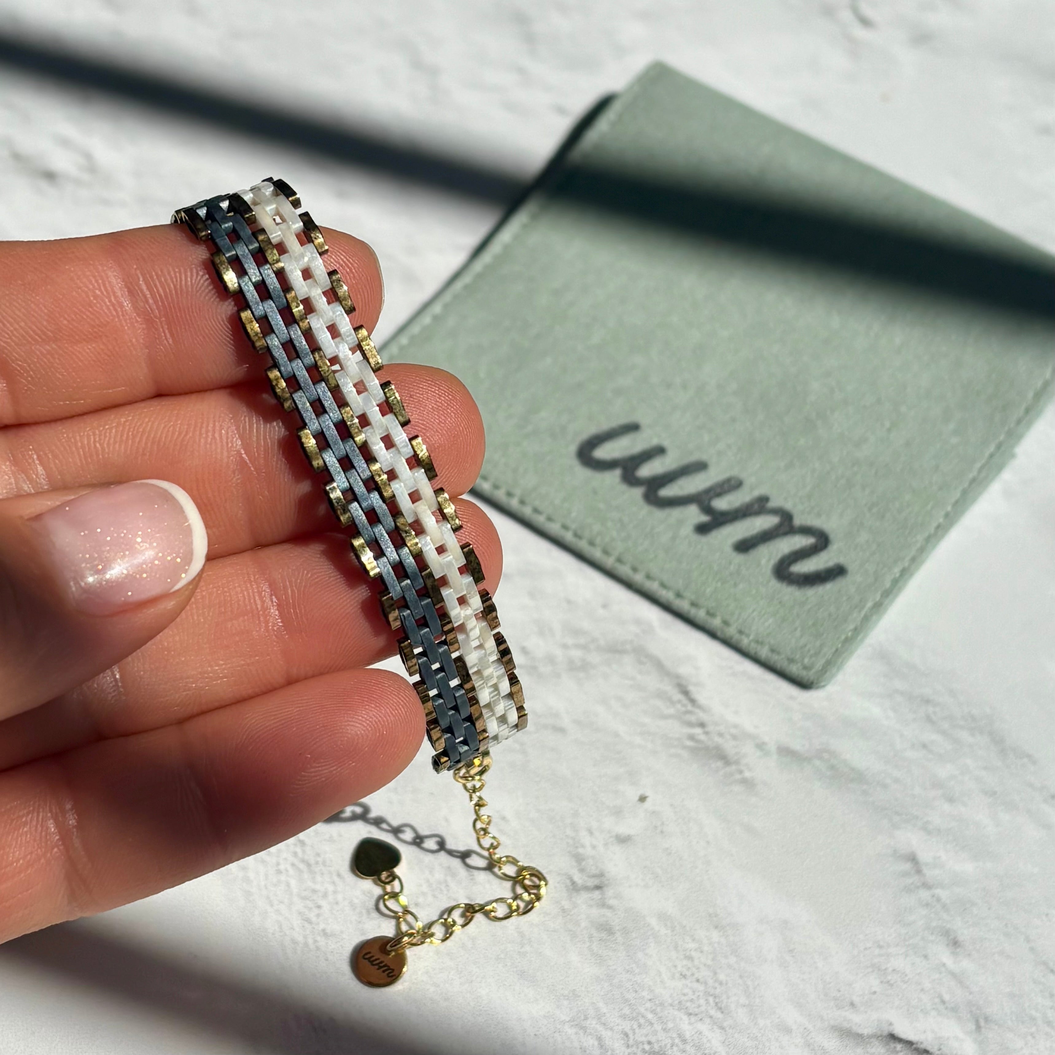Pulsera Ami (tejido)