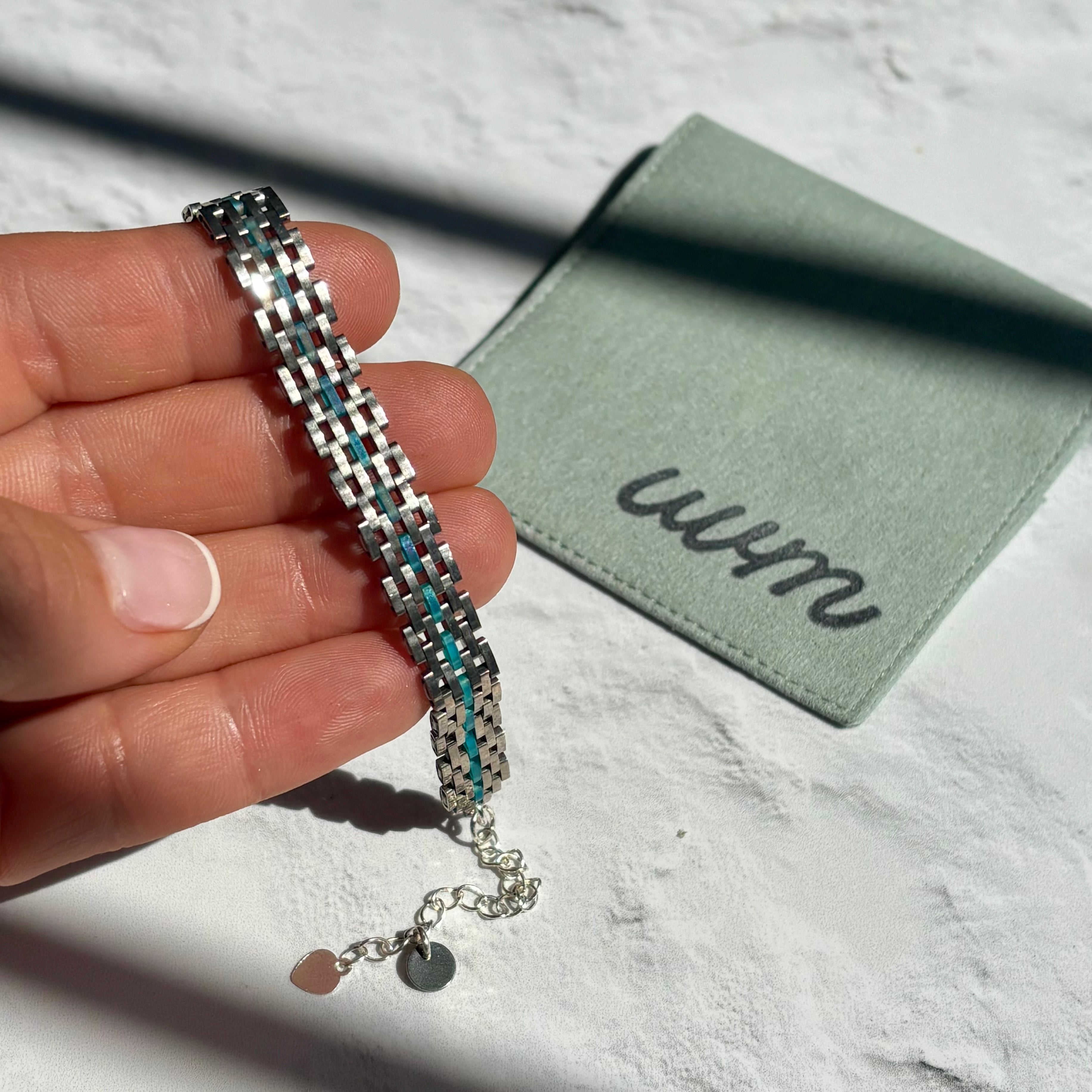 Pulsera Ami (tejido)