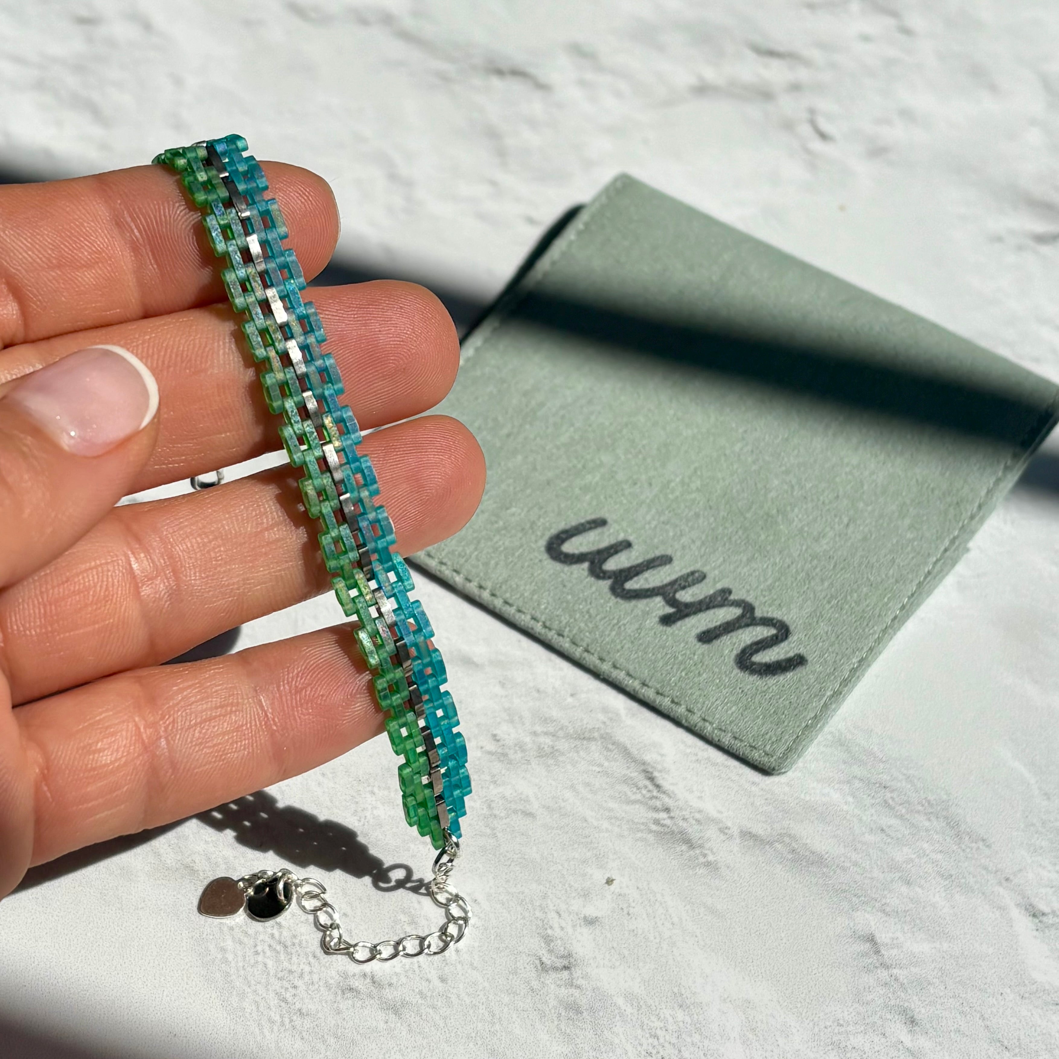 Pulsera Ami (tejido)