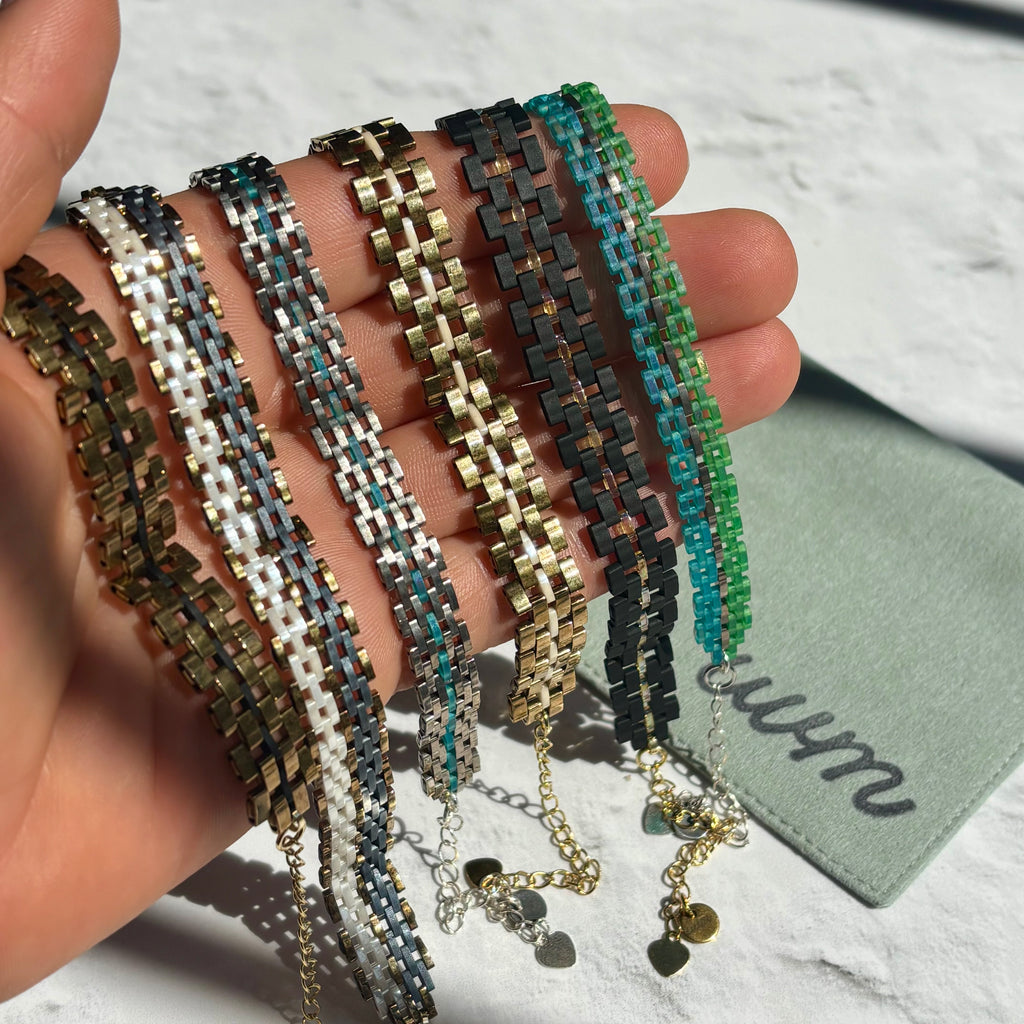 Pulsera Ami (tejido)