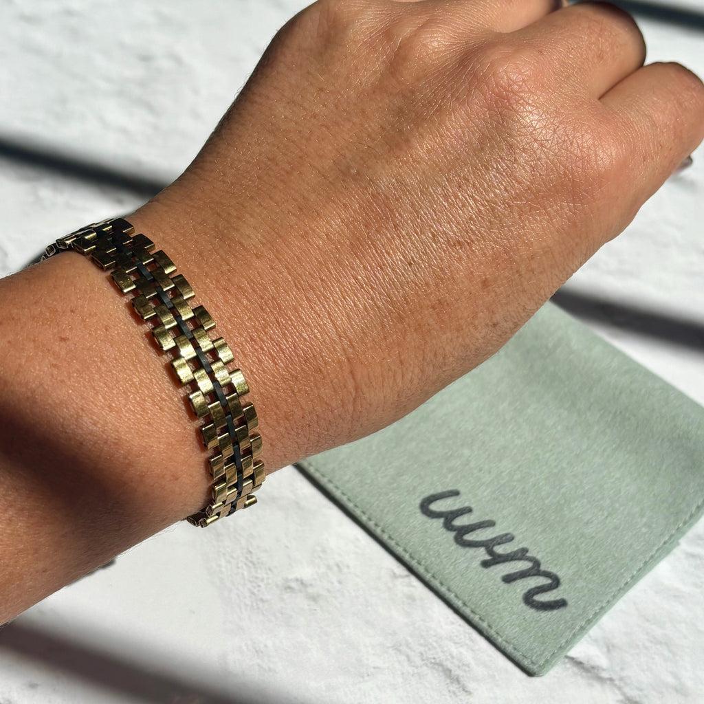 Pulsera Ami (tejido)