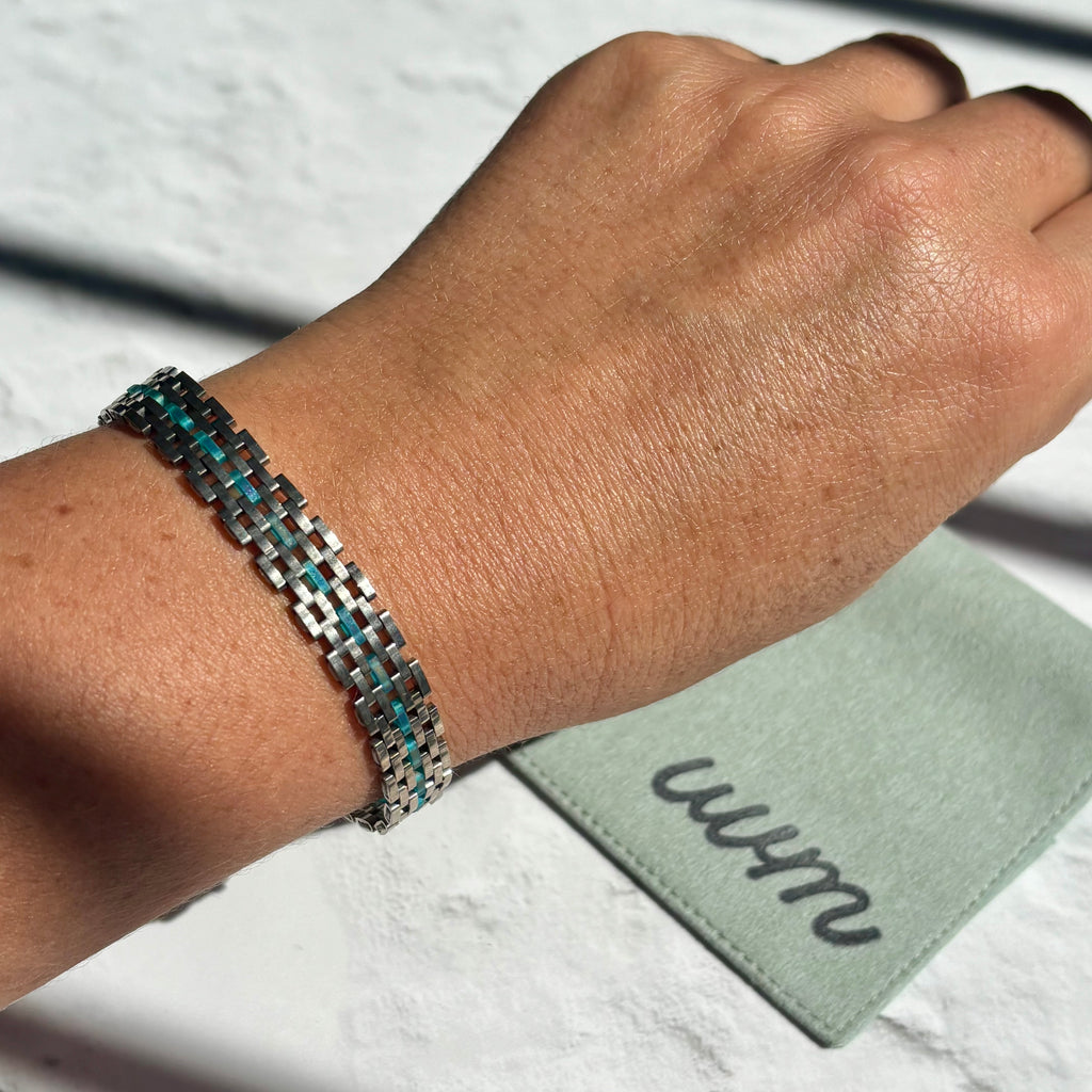 Pulsera Ami (tejido)