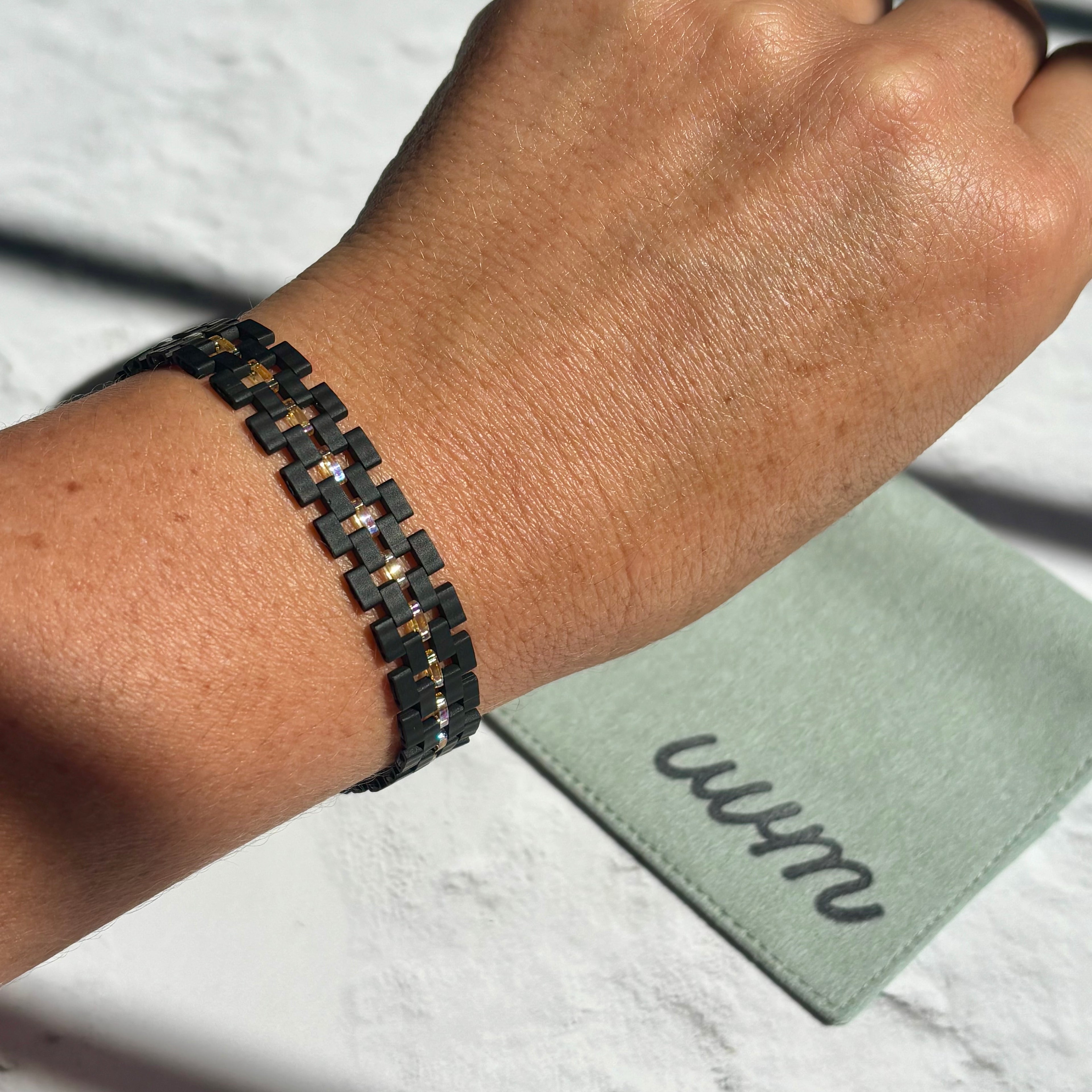 Pulsera Ami (tejido)