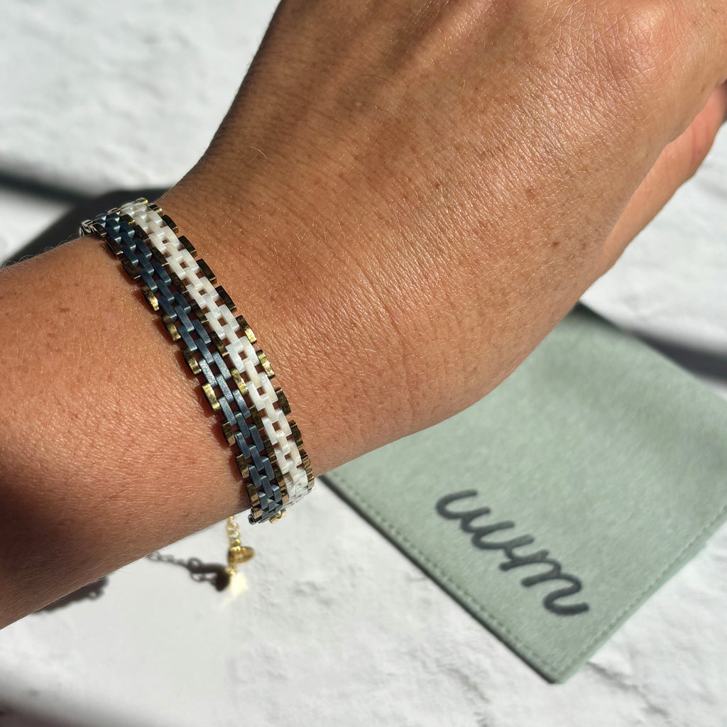 Pulsera Ami (tejido)