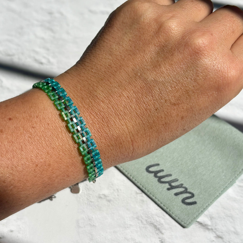 Pulsera Ami (tejido)